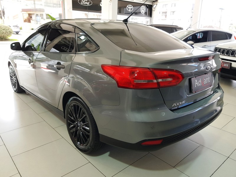 FOCUS 2.0 SE PLUS FASTBACK 16V FLEX 4P AUTOMÁTICO - 2017 - CAXIAS DO SUL