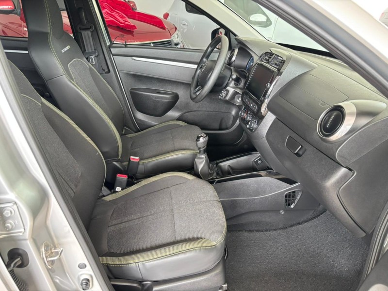 KWID 1.0 12V OUTSIDER FLEX 4P MANUAL - 2023 - NOVA PETRóPOLIS