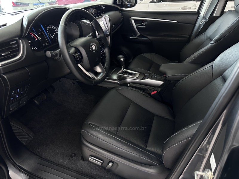 HILUX SW4 2.8 4X4 SRX PLATINUM TURBO 7 LUGARES DIESEL 4P AUTOMÁTICO - 2026 - CHARQUEADAS