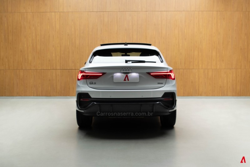 Q3 2.0 TFSI SPORTBACK PERFORMANCE BLACK QUATTRO GASOLINA 4P AUTOMÁTICO - 2022 - GARIBALDI