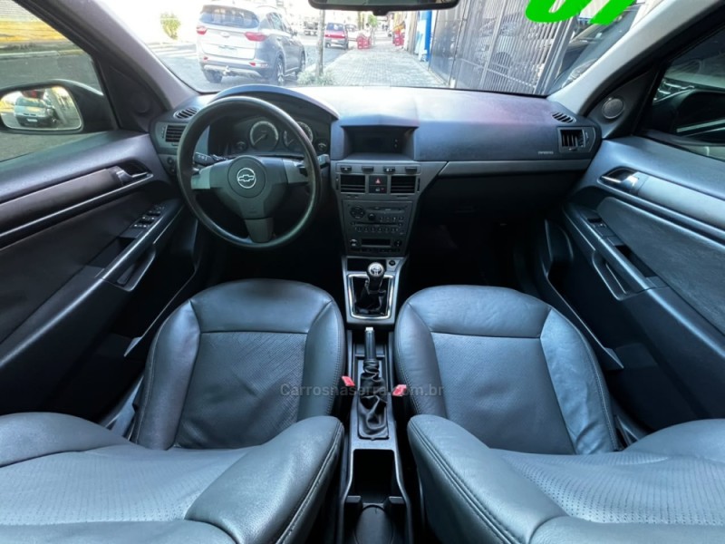 VECTRA 2.0 SFI GT HATCH 8V FLEX 4P MANUAL - 2010 - PAROBé