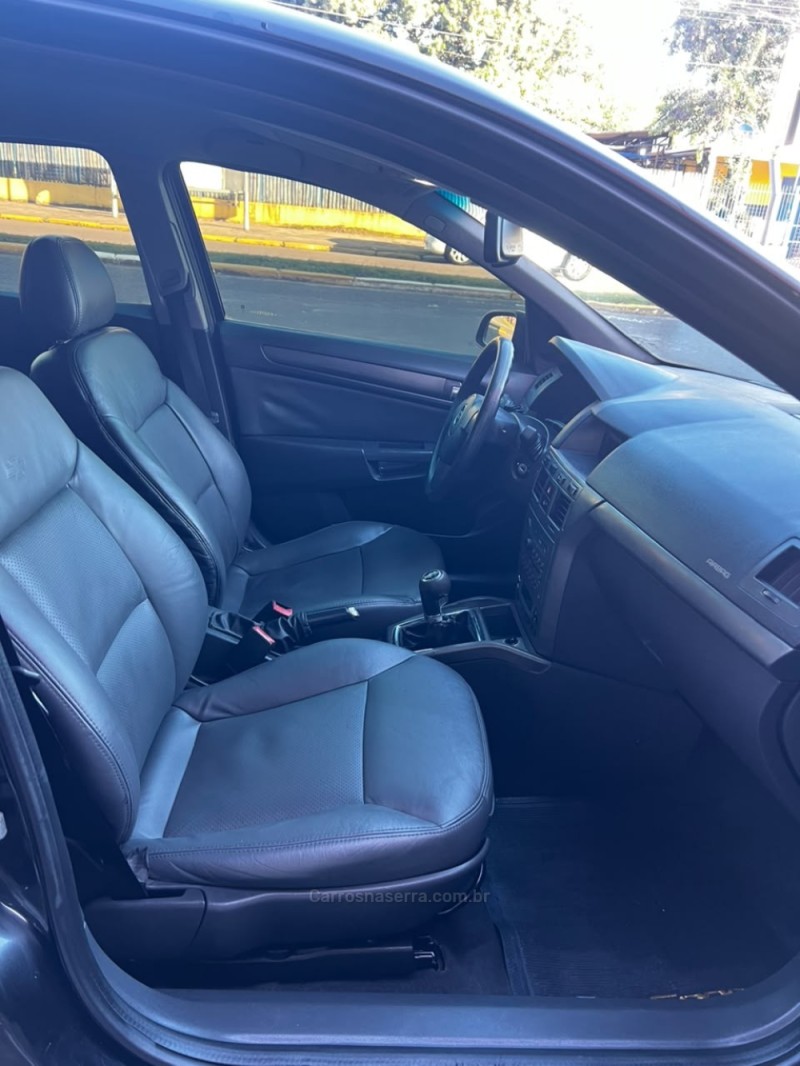 VECTRA 2.0 SFI GT HATCH 8V FLEX 4P MANUAL - 2010 - PAROBé