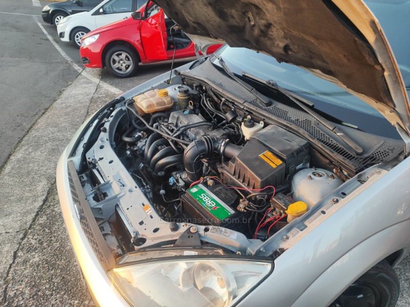FOCUS 1.6 GLX 8V FLEX 4P MANUAL - 2005 - FARROUPILHA