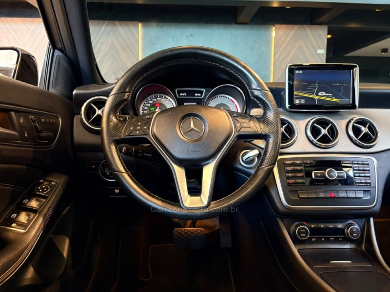 GLA 200 1.6 CGI VISION BLACK EDITION 16V TURBO GASOLINA 4P AUTOMÁTICO - 2015 - CAMPO BOM