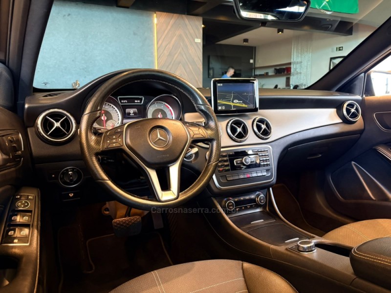 GLA 200 1.6 CGI VISION BLACK EDITION 16V TURBO GASOLINA 4P AUTOMÁTICO - 2015 - CAMPO BOM