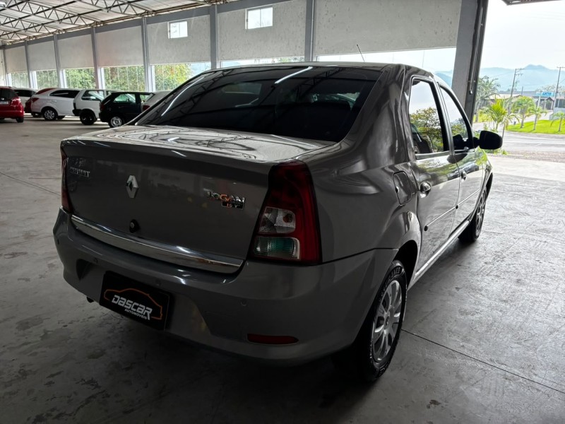 LOGAN 1.0 EXPRESSION 16V FLEX 4P MANUAL - 2011 - BOM PRINCíPIO