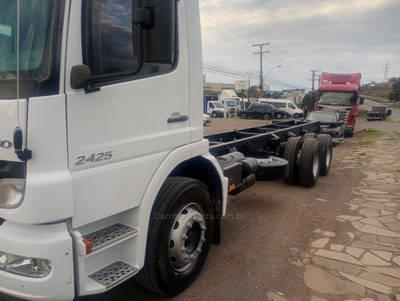 ATEGO 2425 3 EIXOS - 2009 - FARROUPILHA