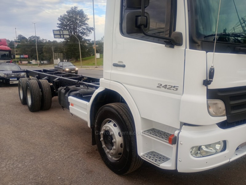 ATEGO 2425 3 EIXOS - 2009 - FARROUPILHA