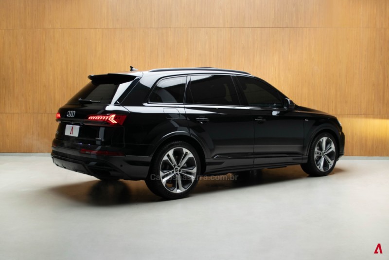 Q7 3.0 TFSI PERFORMANCE BLACK QUATTRO HÍBRIDO 4P AUTOMÁTICO - 2023 - GARIBALDI