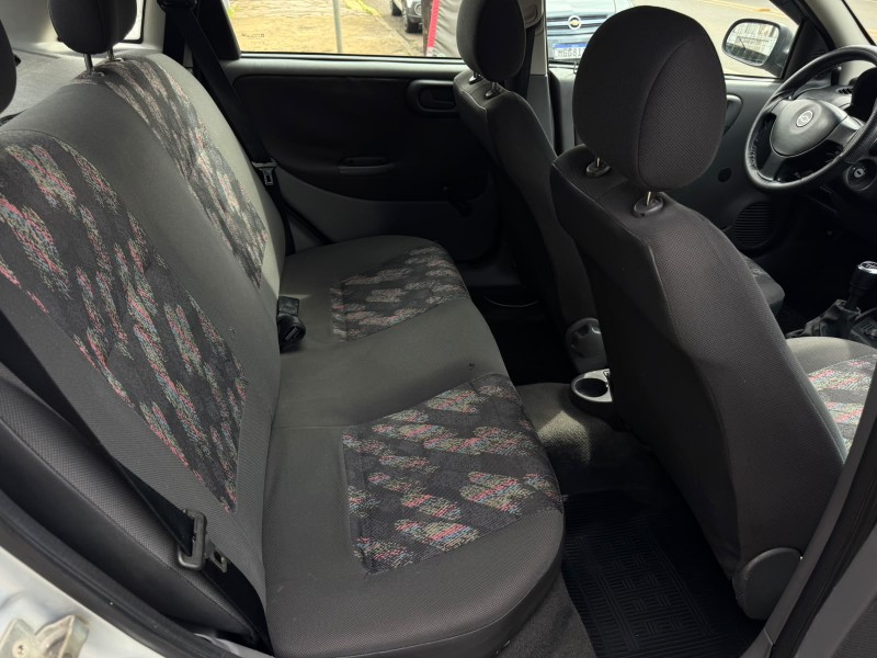 CORSA 1.8 MPFI SEDAN 8V GASOLINA 4P MANUAL - 2004 - VACARIA