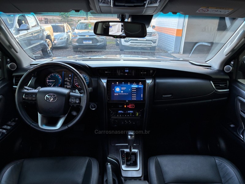 HILUX SW4 2.8 4X4 SRX PLATINUM TURBO 7 LUGARES DIESEL 4P AUTOMÁTICO - 2025 - VENâNCIO AIRES