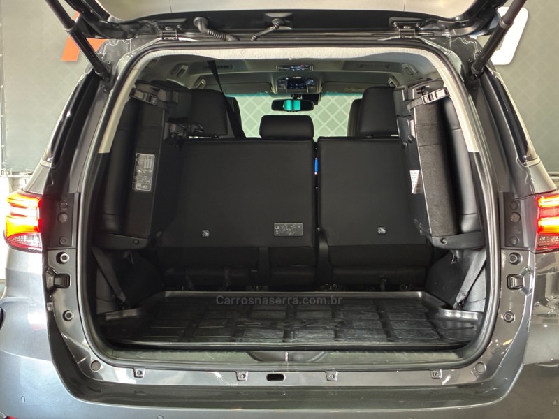 HILUX SW4 2.8 4X4 SRX PLATINUM TURBO 7 LUGARES DIESEL 4P AUTOMÁTICO - 2025 - VENâNCIO AIRES