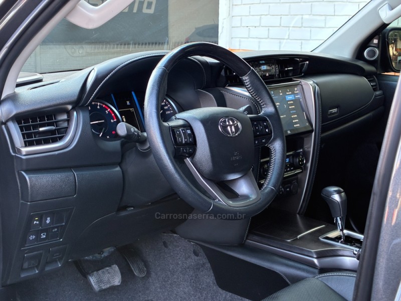 HILUX SW4 2.8 4X4 SRX PLATINUM TURBO 7 LUGARES DIESEL 4P AUTOMÁTICO - 2025 - VENâNCIO AIRES