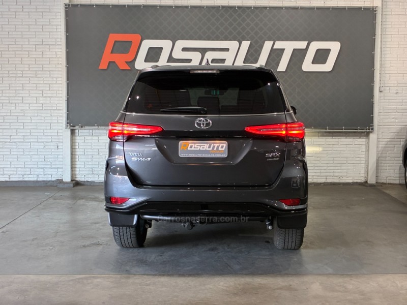 HILUX SW4 2.8 4X4 SRX PLATINUM TURBO 7 LUGARES DIESEL 4P AUTOMÁTICO - 2025 - VENâNCIO AIRES