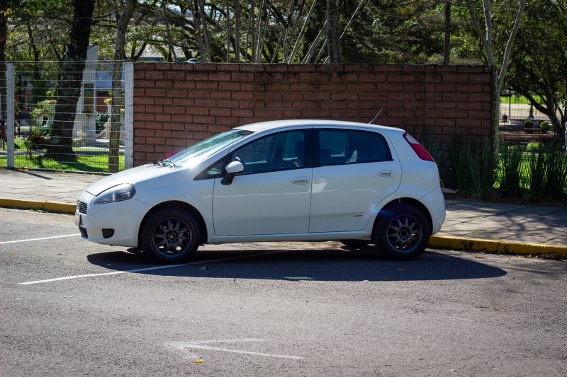PUNTO 1.4 ATTRACTIVE 8V FLEX 4P MANUAL - 2011 - SãO SEBASTIãO DO CAí