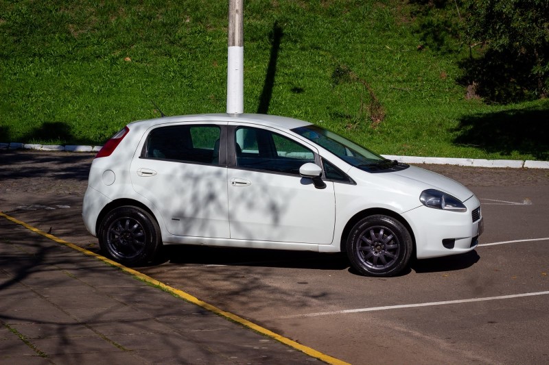 PUNTO 1.4 ATTRACTIVE 8V FLEX 4P MANUAL - 2011 - SãO SEBASTIãO DO CAí