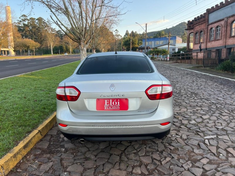 FLUENCE 2.0 DYNAMIQUE 16V FLEX 4P MANUAL - 2013 - DOIS IRMãOS