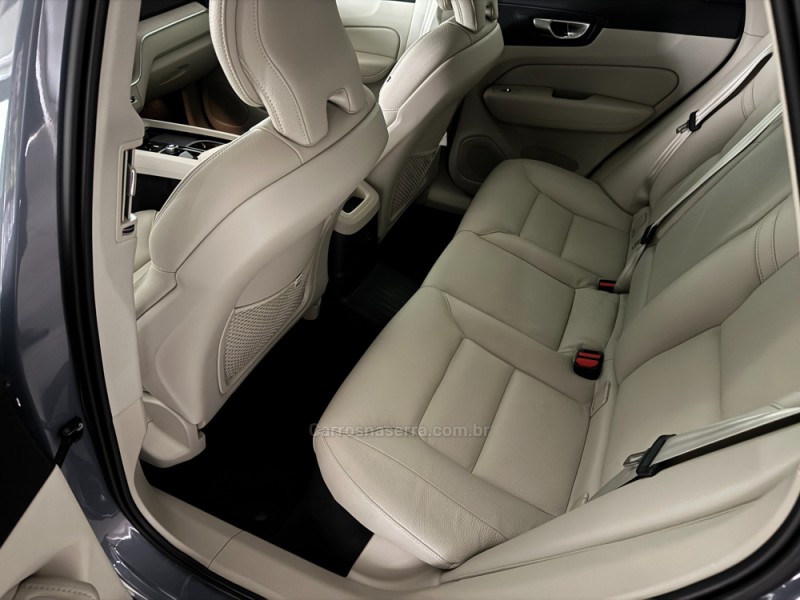 XC60 2.0 T8 RECHARGE PLUS AWD HIBRIDO 4P AUTOMÁTICO - 2024 - CAXIAS DO SUL