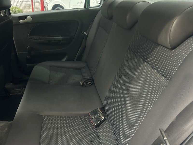 VOYAGE 1.6 MI CITY 8V FLEX 4P MANUAL - 2015 - TRêS COROAS