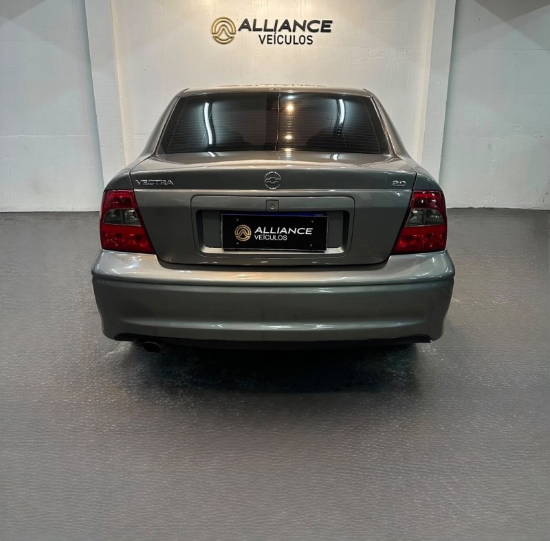 VECTRA 2.0 MPFI EXPRESSION 8V GASOLINA 4P MANUAL - 2004 - CAXIAS DO SUL