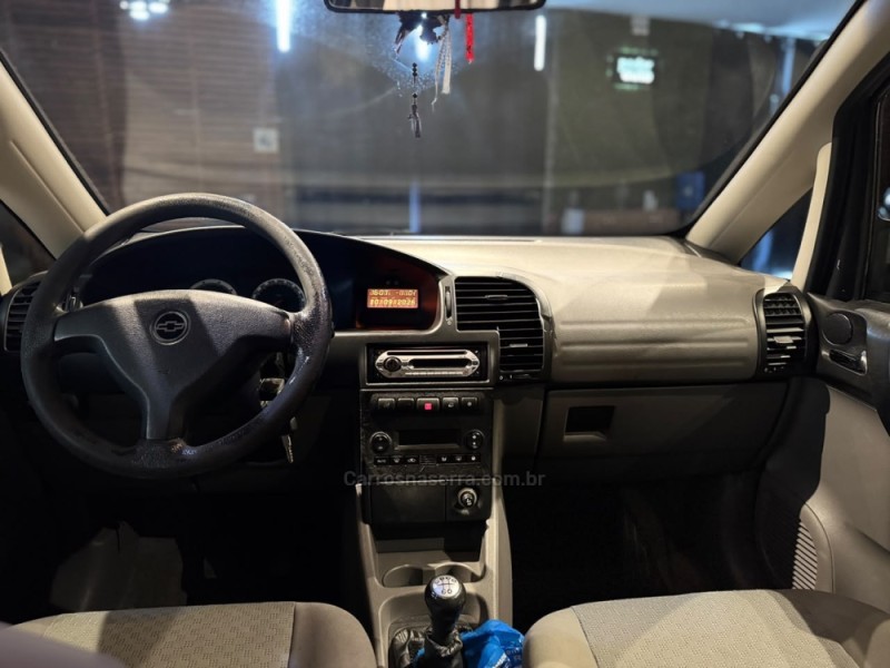 ZAFIRA 2.0 MPFI COMFORT 8V FLEX 4P MANUAL - 2011 - FARROUPILHA
