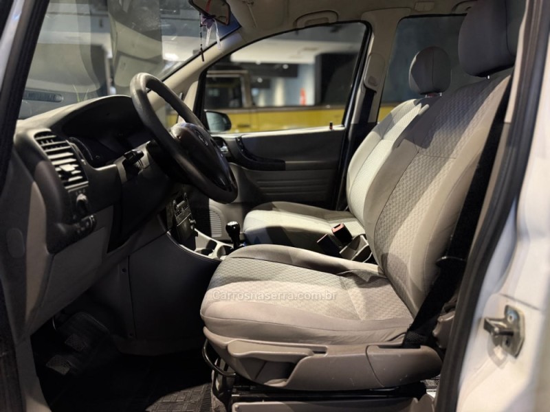 ZAFIRA 2.0 MPFI COMFORT 8V FLEX 4P MANUAL - 2011 - FARROUPILHA