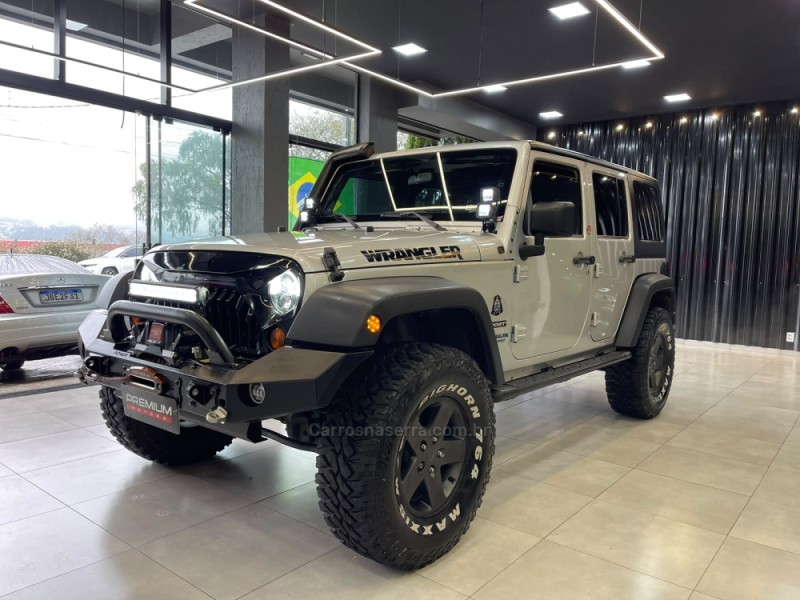 WRANGLER 3.8 UNLIMITED SPORT 4X4 CAPOTA DUPLA V6 GASOLINA 4P AUTOMÁTICO - 2011 - DOIS IRMãOS