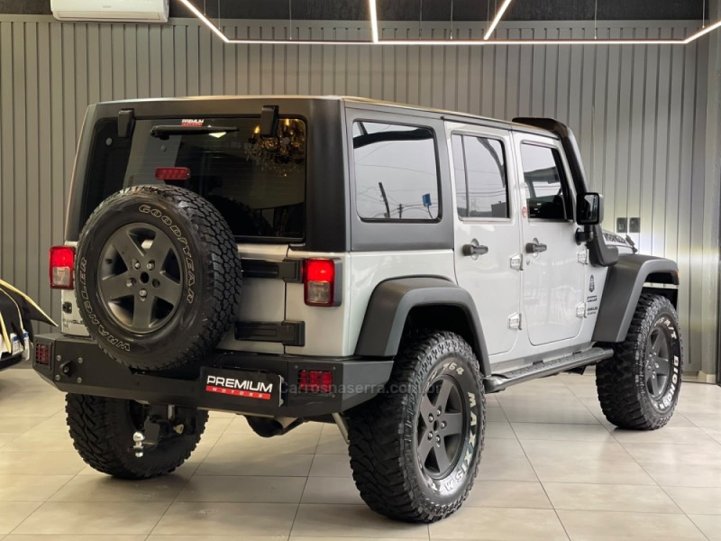 WRANGLER 3.8 UNLIMITED SPORT 4X4 CAPOTA DUPLA V6 GASOLINA 4P AUTOMÁTICO - 2011 - DOIS IRMãOS