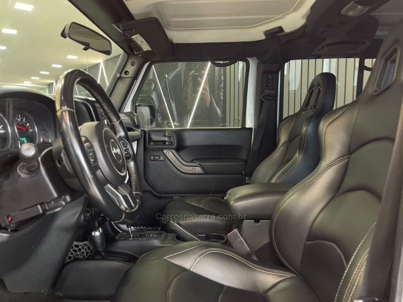 WRANGLER 3.8 UNLIMITED SPORT 4X4 CAPOTA DUPLA V6 GASOLINA 4P AUTOMÁTICO - 2011 - DOIS IRMãOS