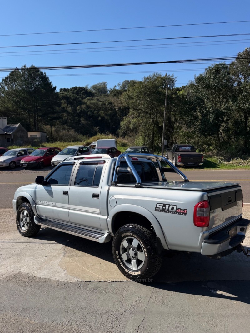 S10 2.8 EXECUTIVE 4X4 CD 12V TURBO INTERCOOLER DIESEL 4P MANUAL - 2011 - NOVA PETRóPOLIS