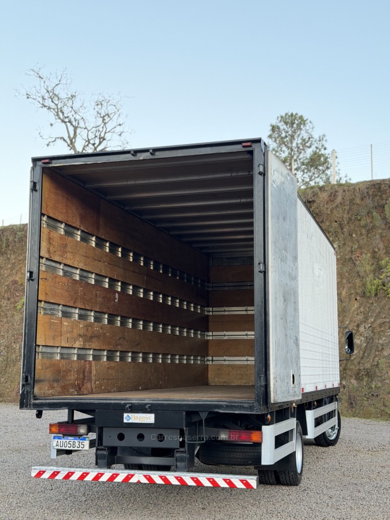 ACCELO 915 C - 2011 - IPê