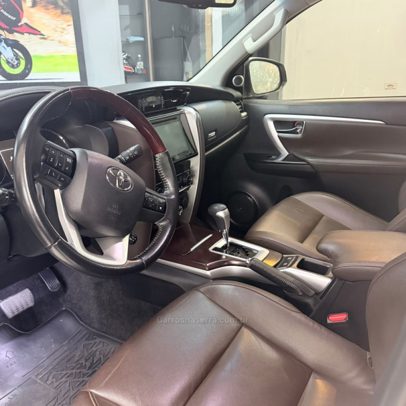 HILUX SW4 2.8 SRX 4X4 7 LUGARES 16V TURBO INTERCOOLER DIESEL 4P AUTOMÁTICO - 2016 - CAXIAS DO SUL