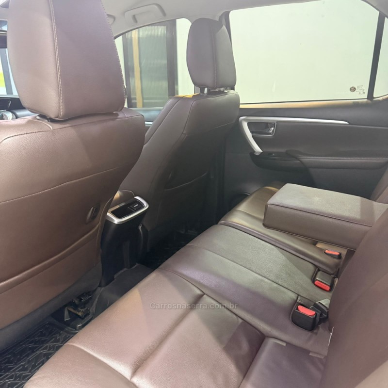 HILUX SW4 2.8 SRX 4X4 7 LUGARES 16V TURBO INTERCOOLER DIESEL 4P AUTOMÁTICO - 2016 - CAXIAS DO SUL