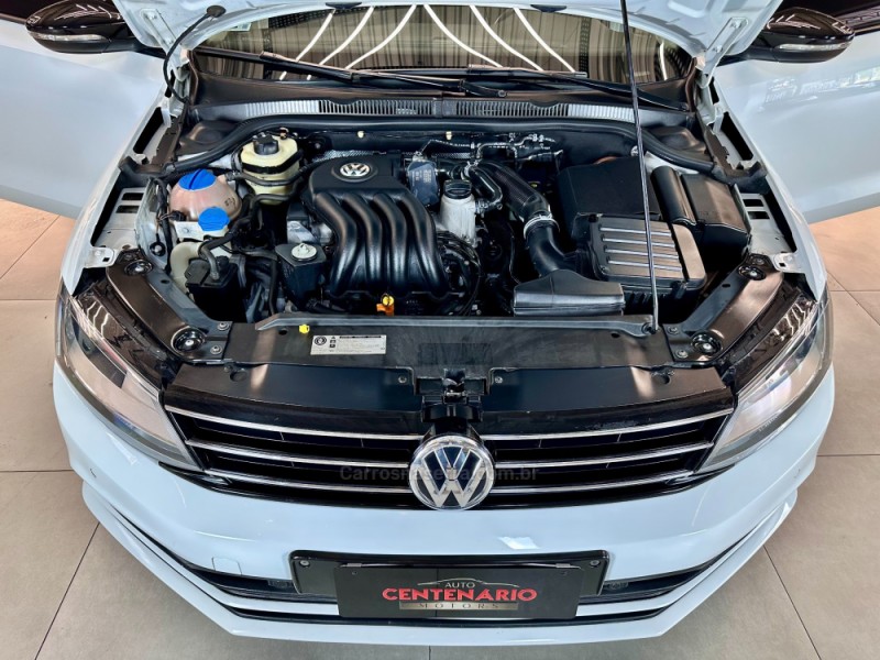JETTA 2.0 COMFORTLINE FLEX 4P TIPTRONIC - 2015 - SAPIRANGA