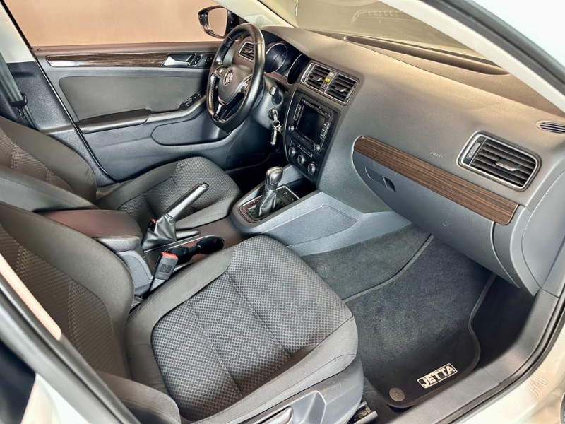 JETTA 2.0 COMFORTLINE FLEX 4P TIPTRONIC - 2015 - SAPIRANGA