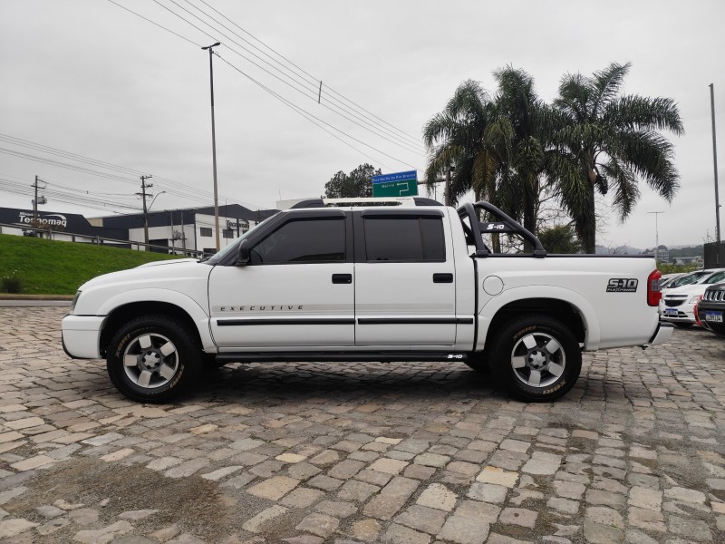 S10 2.4 MPFI EXECUTIVE 4X2 CD 8V FLEX 4P MANUAL - 2011 - FARROUPILHA