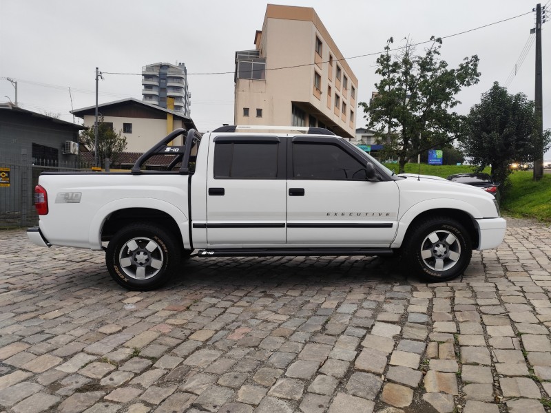 S10 2.4 MPFI EXECUTIVE 4X2 CD 8V FLEX 4P MANUAL - 2011 - FARROUPILHA