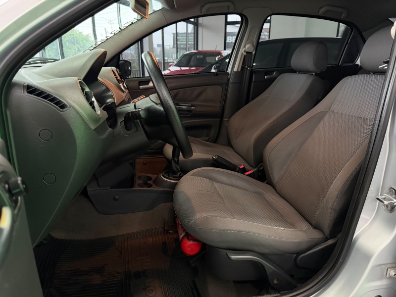 VOYAGE 1.6 MI COMFORTLINE 8V FLEX 4P MANUAL - 2011 - FELIZ