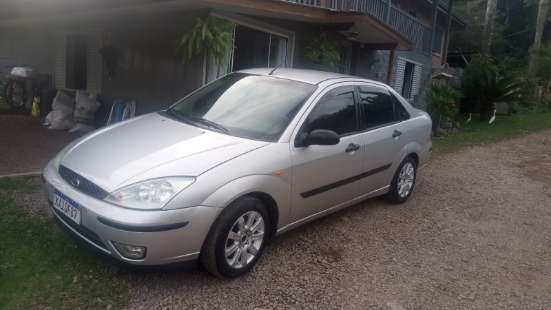 focus 1.6 gl sedan 8v flex 4p manual 2004 caxias do sul