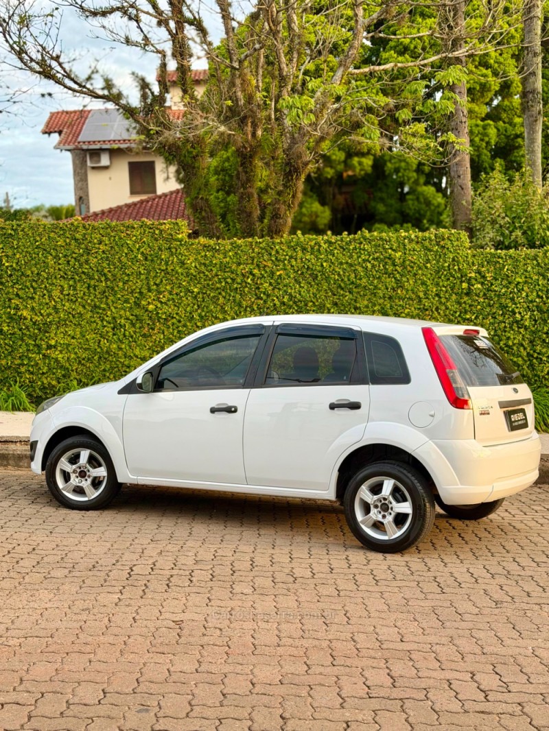FIESTA 1.6 MPI 8V GASOLINA 4P MANUAL - 2012 - VENâNCIO AIRES