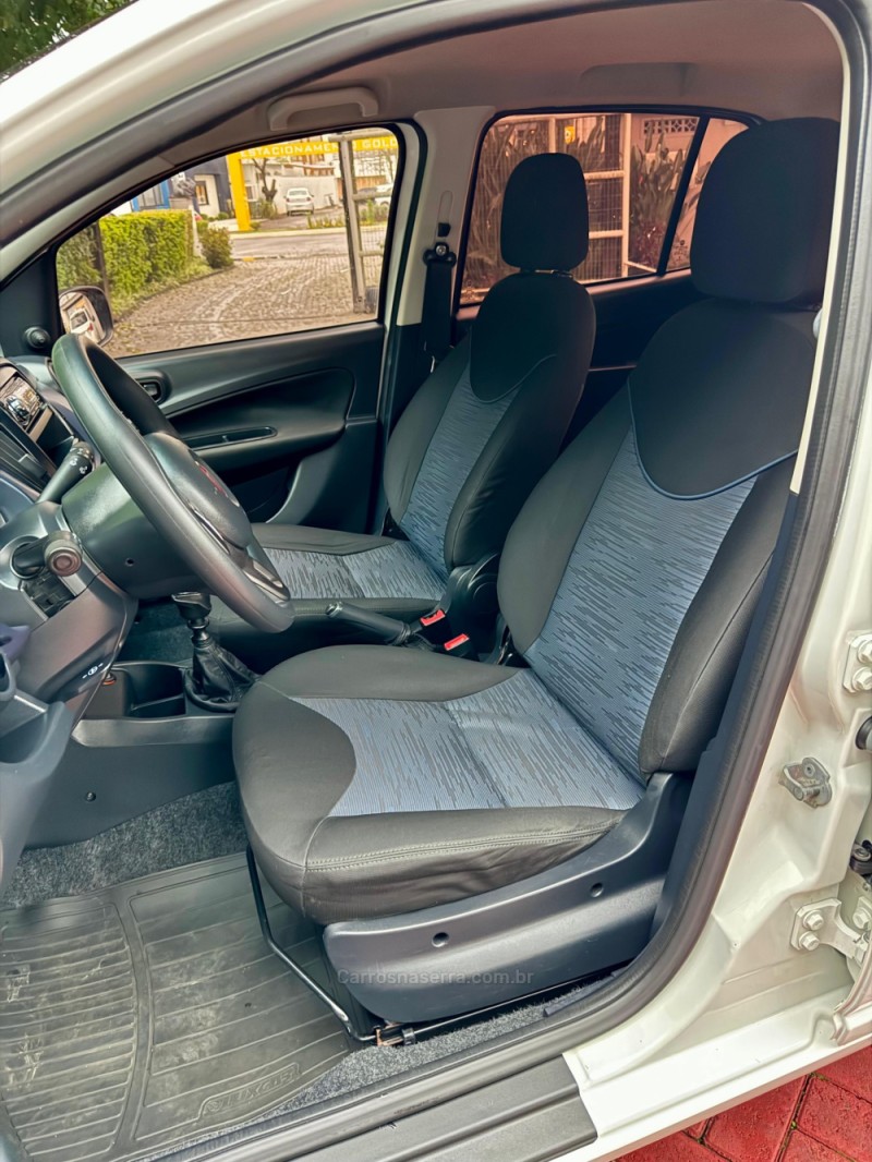 UNO 1.0 EVO ATTRACTIVE 8V FLEX 4P MANUAL - 2017 - ROLANTE