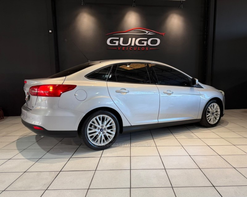 FOCUS 2.0 SE PLUS SEDAN 16V FLEX 4P AUTOMÁTICO - 2017 - NOVO HAMBURGO