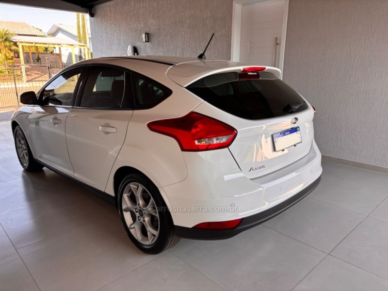 FOCUS 1.6 SE PLUS 16V FLEX 4P MANUAL - 2018 - NOVA ARAçá