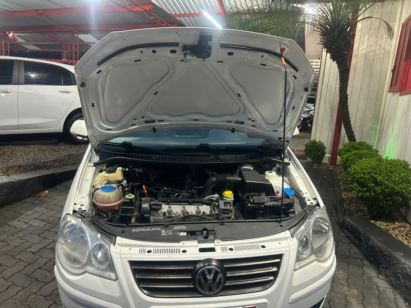 POLO 1.6 MI 8V FLEX 4P MANUAL - 2011 - TRêS COROAS