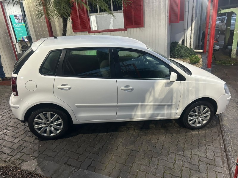 POLO 1.6 MI 8V FLEX 4P MANUAL - 2011 - TRêS COROAS