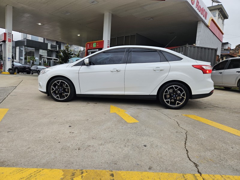 FOCUS 2.0 TITANIUM SEDAN 16V FLEX 4P AUTOMÁTICO - 2014 - CAXIAS DO SUL