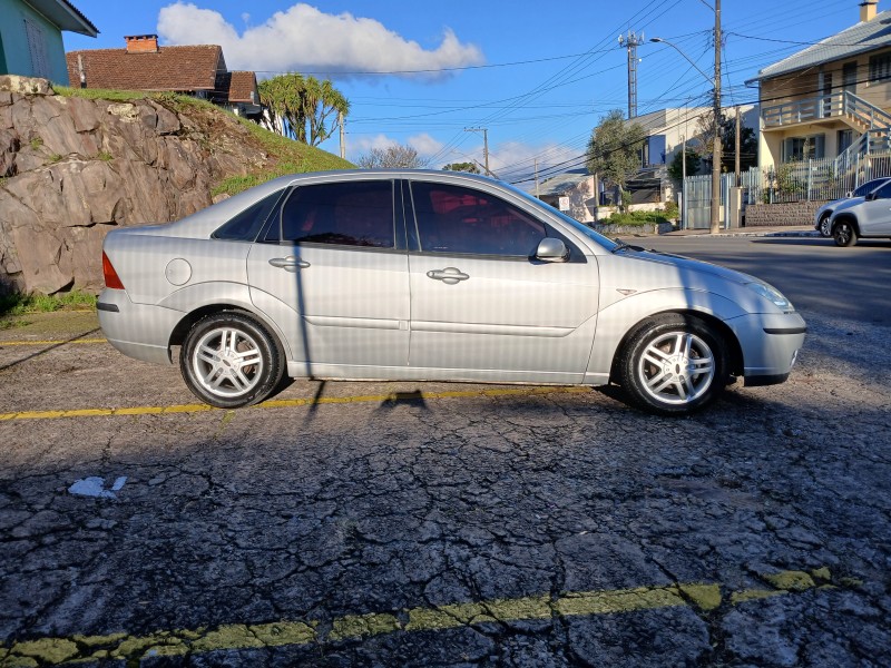 FOCUS 1.6 GLX SEDAN 8V FLEX 4P MANUAL - 2005 - FARROUPILHA