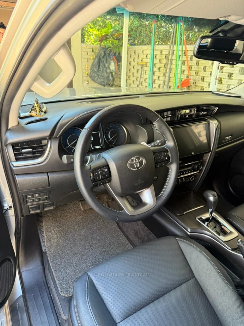 HILUX SW4 2.8 4X4 SRX PLATINUM TURBO DIESEL 4P AUTOMÁTICO - 2024 - VERANóPOLIS