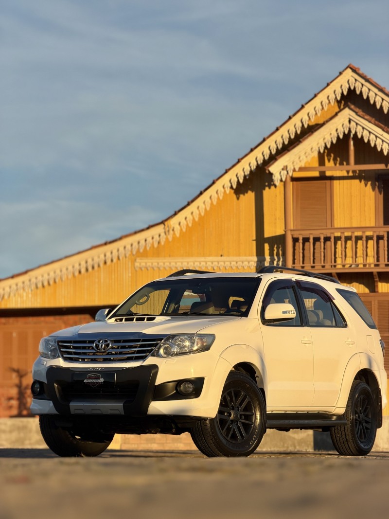 HILUX SW4 3.0 SRV 4X4 7 LUGARES 16V TURBO INTERCOOLER DIESEL 4P AUTOMÁTICO - 2013 - ANTôNIO PRADO