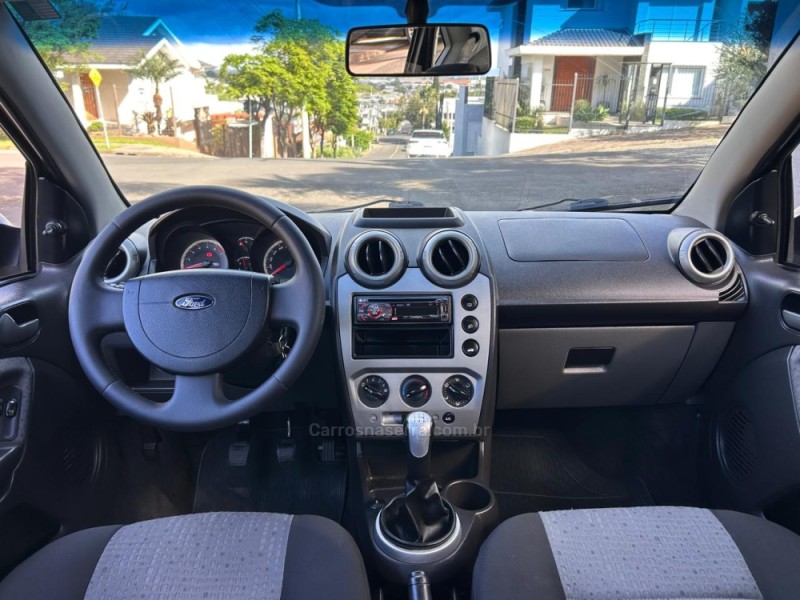 FIESTA 1.6 MPI SEDAN 8V FLEX 4P MANUAL - 2011 - VENâNCIO AIRES